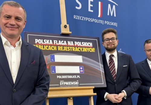Polska flaga na polskich tablicach rejestracyjnych!
