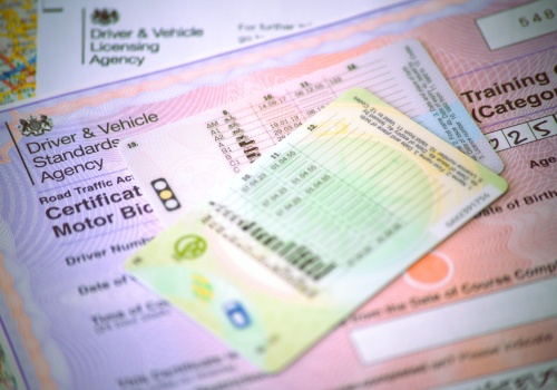 DVLA cofnęła uprawnienia tysiącom kierowców. Co jest powodem?