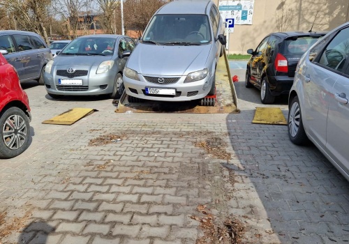 Po zimie z ostrowieckich ulic i parkingów znikają porzucone auta