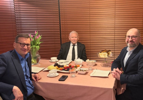 Nocne narady przy eklerkach. Co naprawdę działo się przy stole Kaczyńskiego, Morawieckiego i Bielana