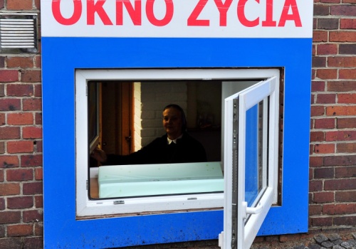 1,5-roczny chłopiec w oknie życia. Miał przy sobie karteczkę