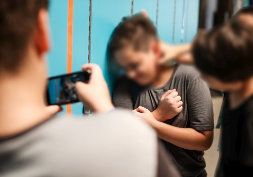 62 proc. uczniów szkół ponadpodstawowych doświadcza przemocy. Proszenie o pomoc? 