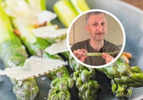 Łamiesz czy obierasz zielone szparagi? Piotr Kucharski pokazuje swój sposób