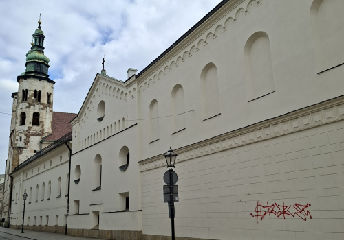 CSI Wykop. Graficiarz zniszczył wiele zabytkowych elewacji w Krakowie.