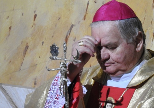 Biskup uprzedza decyzję uczelni. Zrzeka się honorowego tytułu