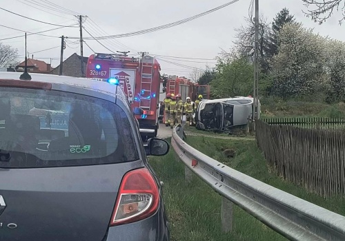 Dachowanie w Łukawcu. Auto w rowie, na szczęście bez rannych