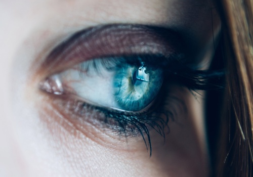 Myślisz, że zamknięte oczy poprawiają słuch? Mózg ma na ten temat inne zdanie