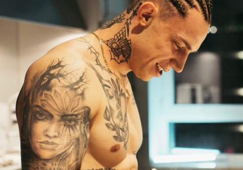 Kuba Nowaczkiewicz zaczął promować nielegalne w Polsce kasyna