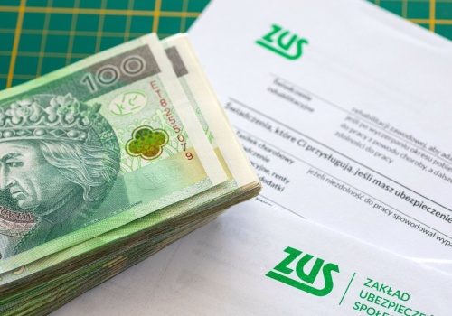 Dobre wieści z ZUS dla seniorów. Pieniądze wpłyną na konto szybciej, padły daty