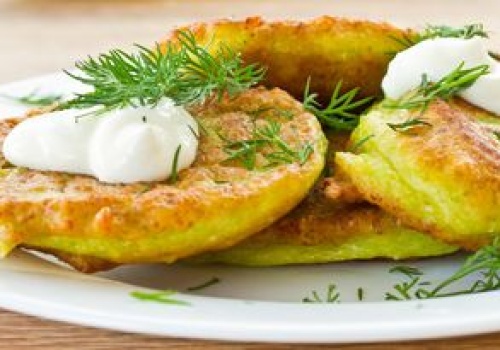 Nie ścieram cukinii na placki. Maczam w cieście i smażę na złoto, jest smaczniej i szybciej