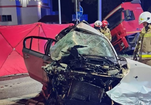 Zderzenie dwóch BMW i ciężarówki. Jeden z kierowców był zakleszczony, drugi pijany. Do szpitala trafił 19-latek