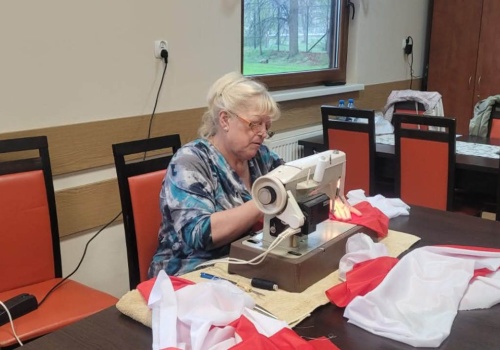 W gminie Świdnica mieszkańcy szyją narodowe flagi