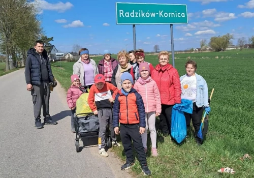 Ponad 120 worków śmieci i setki rąk do pracy. Mieszkańcy posprzątali gminę Mordy