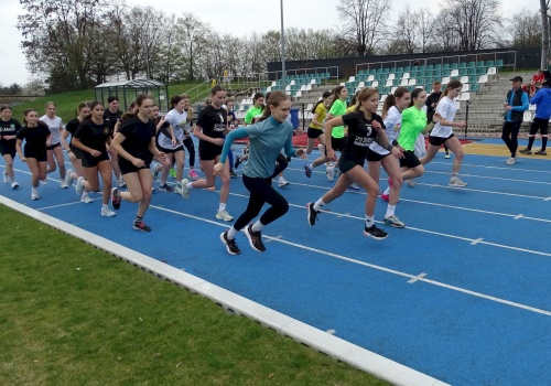 Znakomita frekwencja podczas drużynowych biegów przełajowych