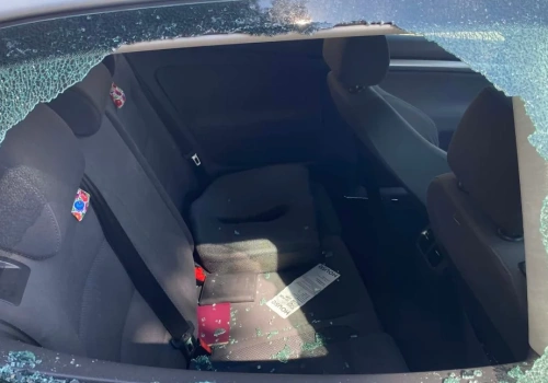 Nocne włamania przy Kiepury. Wybite szyby w kilku autach