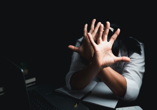 4 na 5 pracowników doświadcza przemocy w pracy. Połowa boi się zgłaszać incydenty