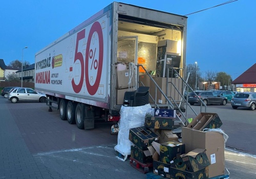 Outlet Biedronki w Krakowie. Przyczepa z tanimi produktami już otwarta