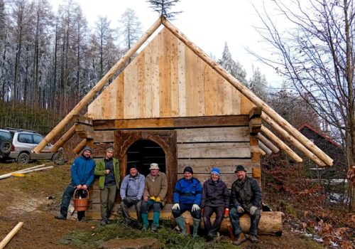 W budowę pasterskiego szałasu na Girowej włożyli już mnóstwo trudu i pieniędzy. Teraz proszą o wsparcie