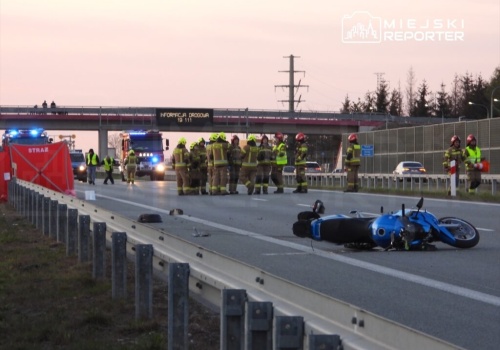 Śmiertelny wypadek motocyklisty na trasie S7! Lądował śmigłowiec LPR. Droga zablokowana w obu kierunkach