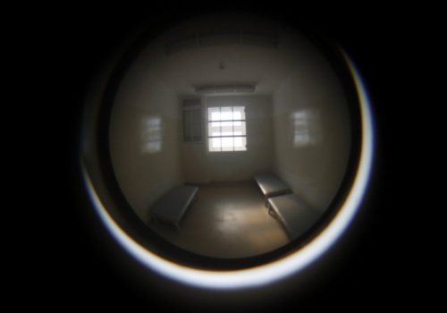 Pobudzony 64-latek dewastował autobus i zaczepiał pasażerów. Zmarł w izbie wytrzeźwień