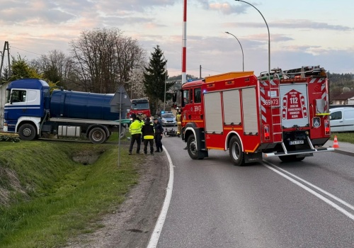 Zderzenie motocykla, autobusu i lawety. Są poszkodowani