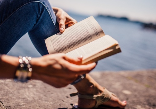 „Ból to ołówek, którym piszę”. Tomik Marty Herdzik-Mecińskiej pt. „Za drzwiami słów”