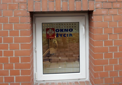 Zostawiono półtoraroczne dziecko. Przy nim ważna wiadomość