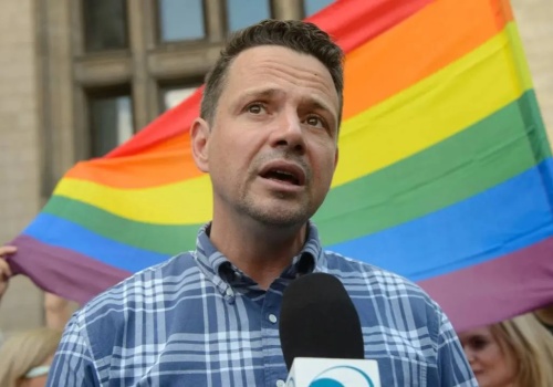 „Rafale, nie masz prawa stawać pod tęczową flagą”. Teraz Trzaskowski kaja się przed działaczami LGBT
