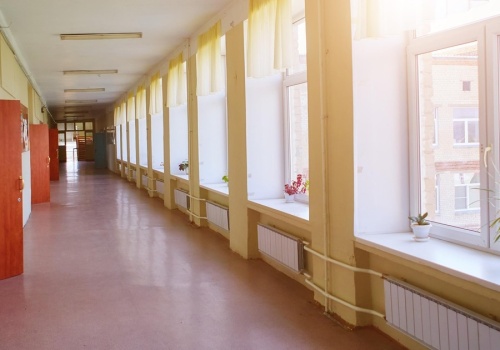 Niepokój w kieleckich szkołach. Po incydencie dziadkowie zostali za drzwiami