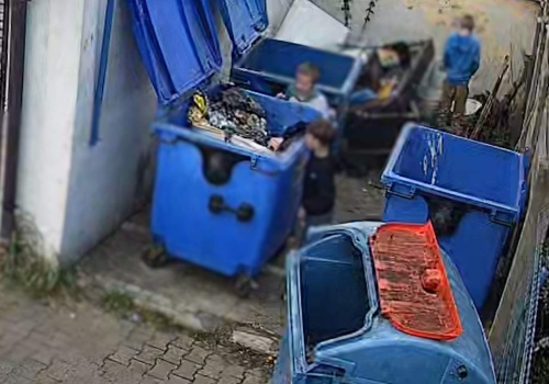 Młodzi piromani w ataku! Spłonął kontener (WIDEO)