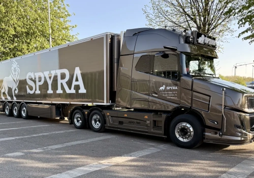 Volvo VT5 Aero i specjalna chłodnia Chereau – wyjątkowy zestaw we flocie firmy Spyra