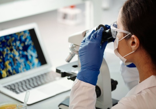 Mikrobiom jelitowy może wskazywać ryzyko choroby Parkinsona na lata przed objawami