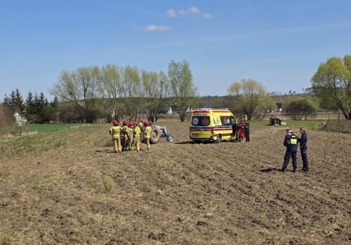 Chwile grozy na polu! 14-latek wciągnięty pod ciągnik