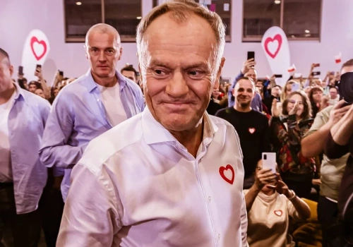 Donald Tusk poza kamerami. Historia pełna nieoczywistych zwrotów