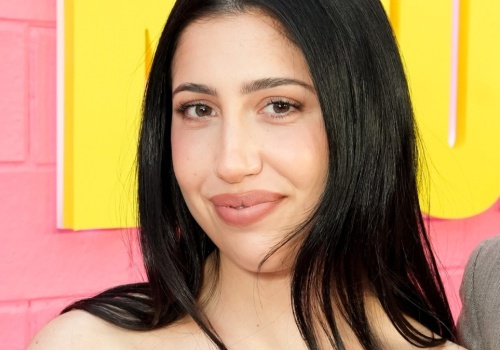 Skradła serca widzów w nowym hicie Netfliksa. Jej ojca zna już cały świat