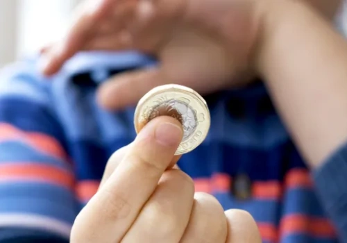 Dziecko połknęło monetę? Sprawdź, co robić, jeśli dziecko połknie ciało obce