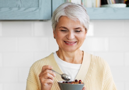 Seniorzy powinni jeść zamiast słodyczy. Wspierają jelita i wzmacniają kości