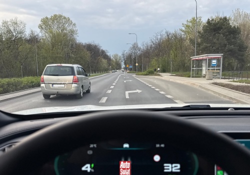 Myślał, że wjeżdża na suwak. Ma samochód do naprawy i obciążone OC