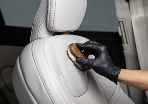 Pranie tapicerki i czyszczenie skóry w aucie. Jak to zrobić?