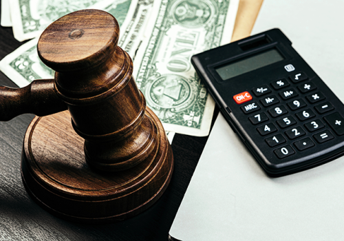 Egzekucja komornicza a oszczędności – co jest chronione i jak zabezpieczyć środki legalnie