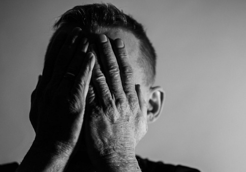 Są gorzej wykształceni, ciężej chorują i szybciej umierają. Ekspert: system jest przeciwko mężczyznom