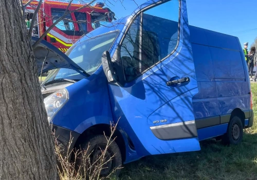Groźne zderzenie na DK92. Bus i osobówka, jedna osoba poszkodowana