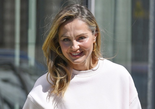 Małgorzata Socha w bluzie i satynowej spódnicy. Prosto, a efekt wow