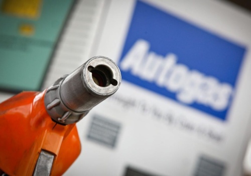 Diesel mocno tanieje w hurcie, benzyna odbija. Aramco znów najtańsze