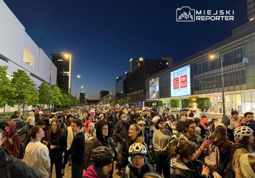Sobotni nocny przejazd rolkarzy w centrum Warszawy