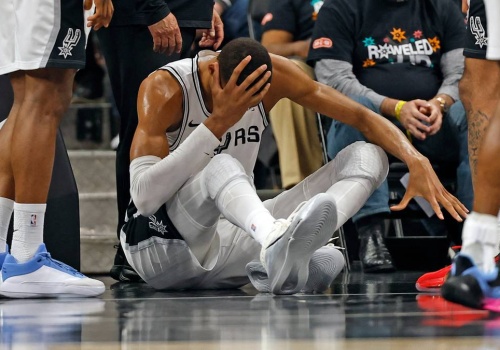 Gwiazdor NBA upadł i uderzył głową o parkiet! Wstrząśnienie mózgu