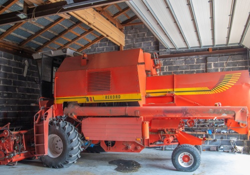 Nie kupił nowego kombajnu. Przerobił Bizona i dziś zbiera 7–8 t/h