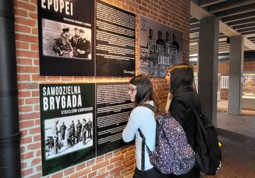 Nowa wystawa w Muzeum Armii Krajowej. Ponad sto osób na otwarciu