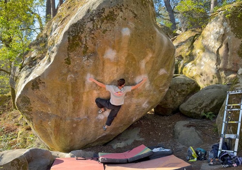 Oriane Bertone na dwóch klasykach w Bleau, w tym „Gecko assis” 8B+