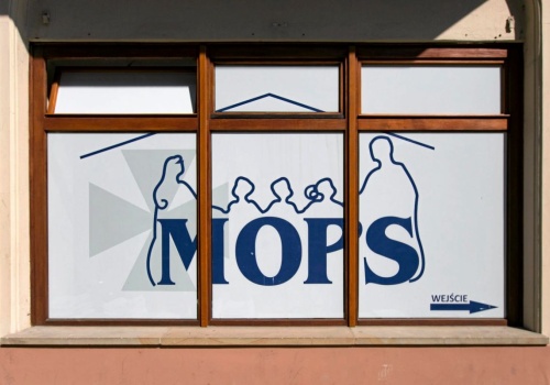 Idziesz do MOPS-u? Możesz się rozczarować. W wielu miejscach już je zlikwidowano